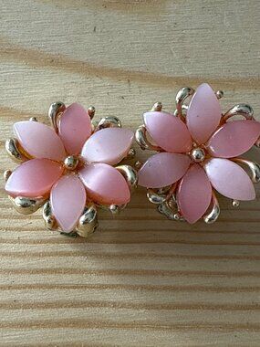 Vintage Pink Lucite Flower Cluster Retro Clip On Earrings Silver Tone Coquette M